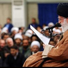 زائران و مجاوران آماده استماع سخنرانی نوروزی مقام معظم رهبری